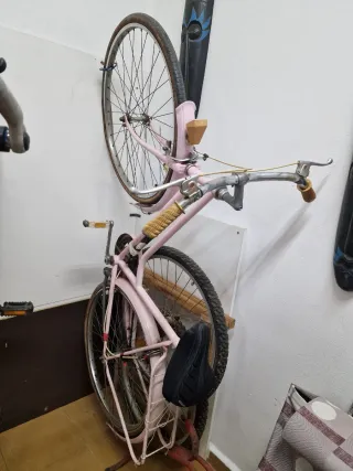 Bicicleta antigua rosa paseo