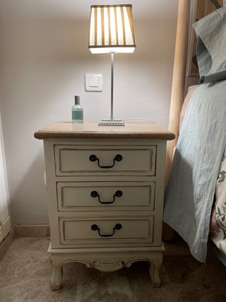 Comodini in legno invecchiato beige e rovere