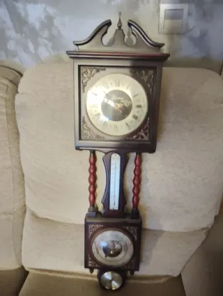 Reloj de pared con termómetro y barómetro