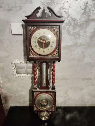 Reloj de pared con termómetro y barómetro