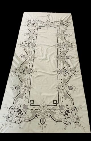 EleganteTovaglia da 12 ricamata intaglio floreale