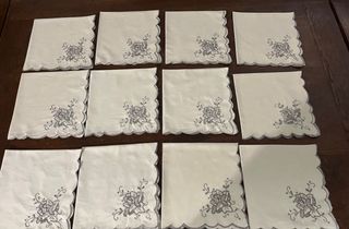 EleganteTovaglia da 12 ricamata intaglio floreale