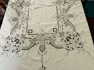 EleganteTovaglia da 12 ricamata intaglio floreale