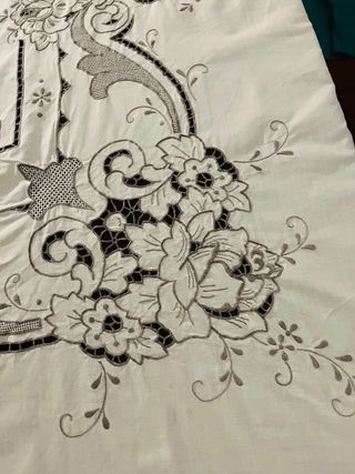 EleganteTovaglia da 12 ricamata intaglio floreale