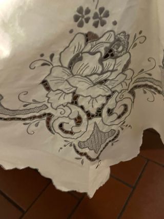 EleganteTovaglia da 12 ricamata intaglio floreale