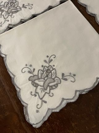 EleganteTovaglia da 12 ricamata intaglio floreale