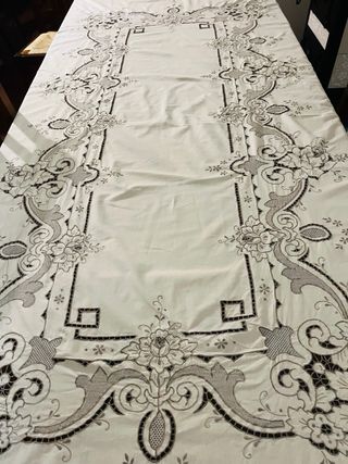 EleganteTovaglia da 12 ricamata intaglio floreale