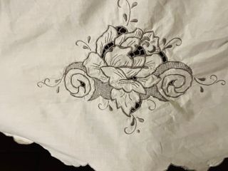 EleganteTovaglia da 12 ricamata intaglio floreale