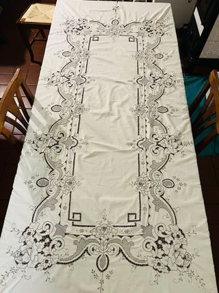 EleganteTovaglia da 12 ricamata intaglio floreale