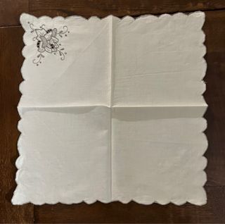 EleganteTovaglia da 12 ricamata intaglio floreale