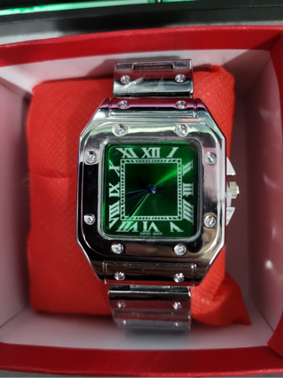 Reloj de pulsera plateado con esfera verde
