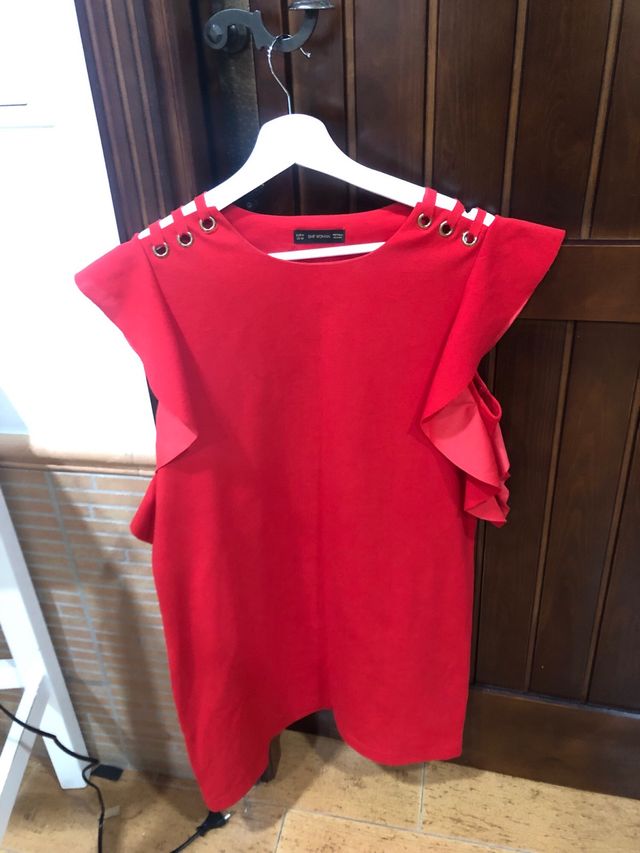 Abito rosso con dettagli sulle spalle