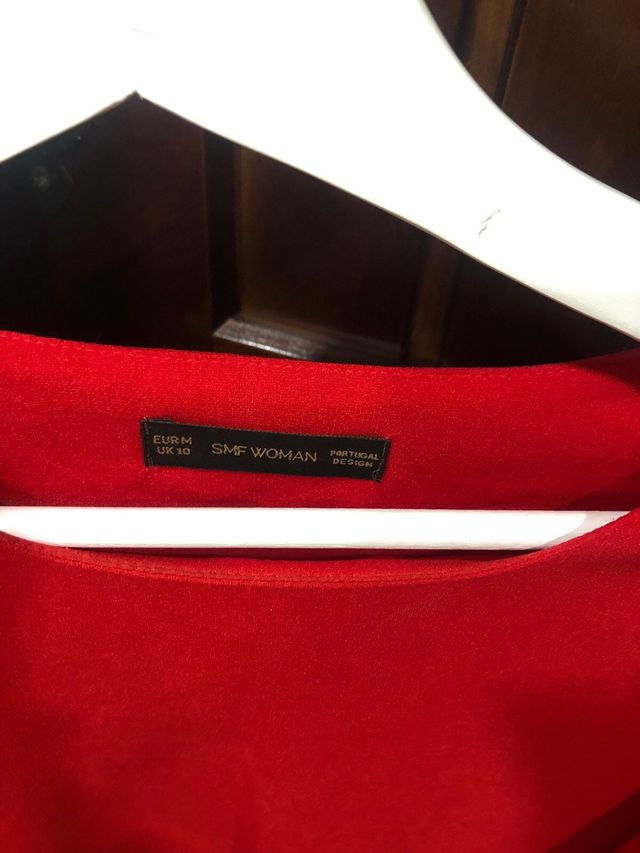 Abito rosso con dettagli sulle spalle