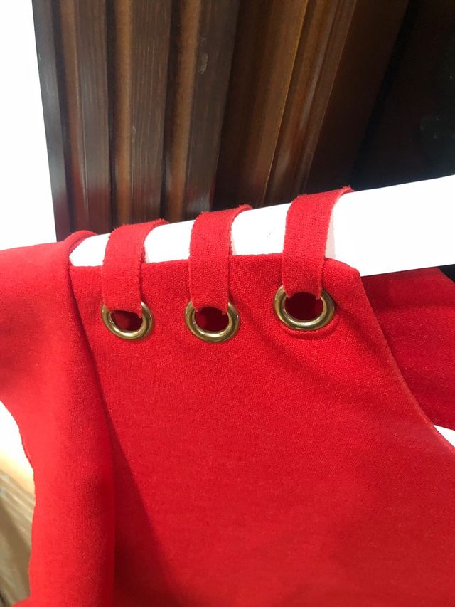 Abito rosso con dettagli sulle spalle