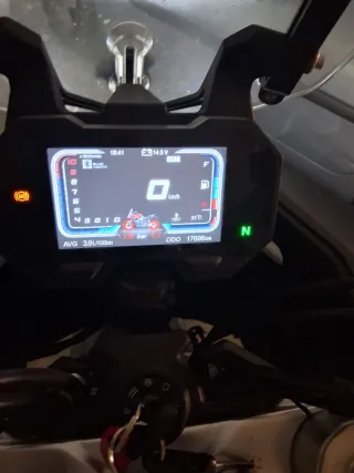 Moto Vogue con Baúl Shad