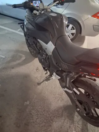 Moto Vogue con Baúl Shad