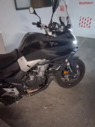 Moto Vogue con Baúl Shad