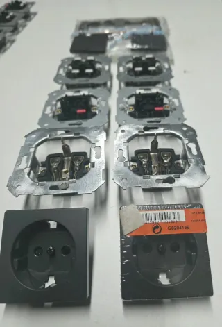 Simón 82 Mecanismos y tapas