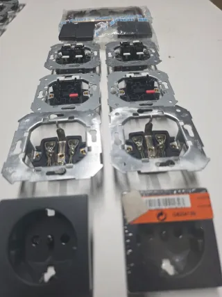 Simón 82 Mecanismos y tapas