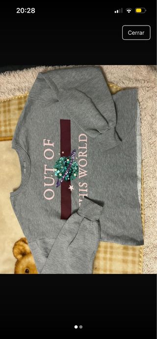 Sudadera gris con diseño de planeta