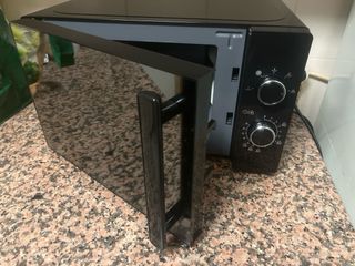 Microondas negro marca mandine prácticamente nuevo