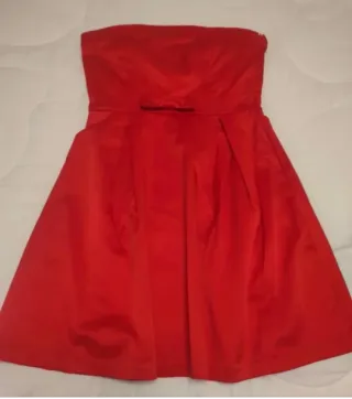Vestido rojo palabra de honor con lazo