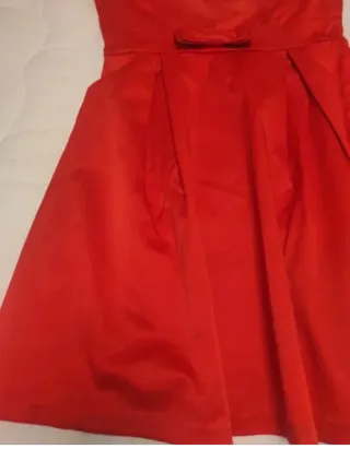 Vestido rojo palabra de honor con lazo