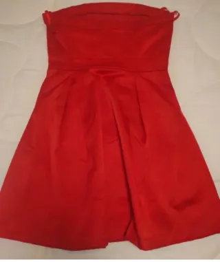 Vestido rojo palabra de honor con lazo