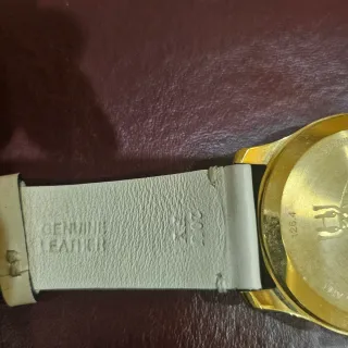 Reloj Gucci Dorado y Blanco