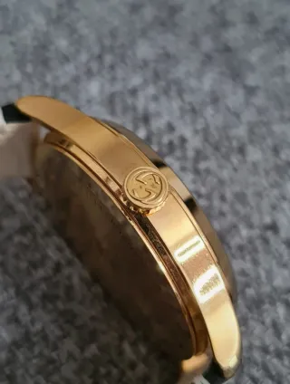 Reloj Gucci Dorado y Blanco