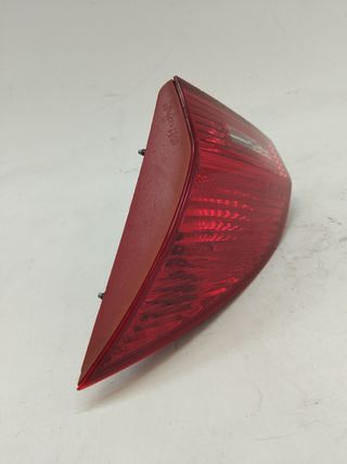 PILOTO TRASERO DERECHO INTERIOR KIA VENGA