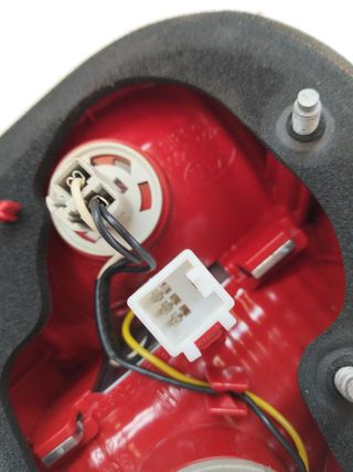 PILOTO TRASERO IZQUIERDO INTERIOR KIA VENGA