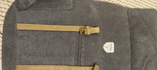 Mochila gris y beige