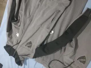 Chándal gris y negro
