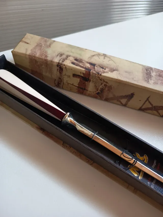 Abrecartas de metal y madera