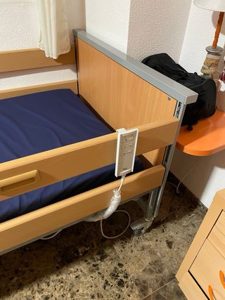 Cama articulada para enfermos con carro articulado