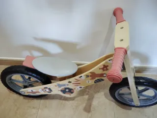 Bicicleta de madera sin pedales
