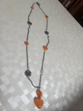 Collar plateado con colgante de corazón naranja