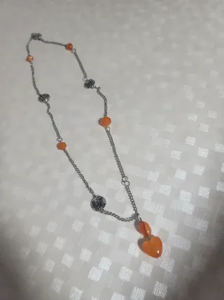 Collar plateado con colgante de corazón naranja