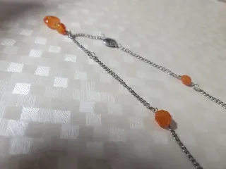 Collar plateado con colgante de corazón naranja