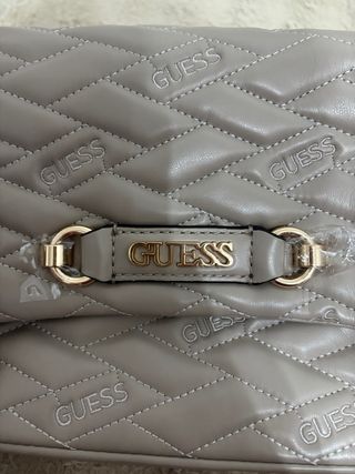 Bolso Guess Gris y Dorado