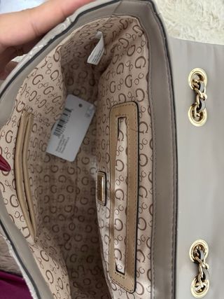 Bolso Guess Gris y Dorado