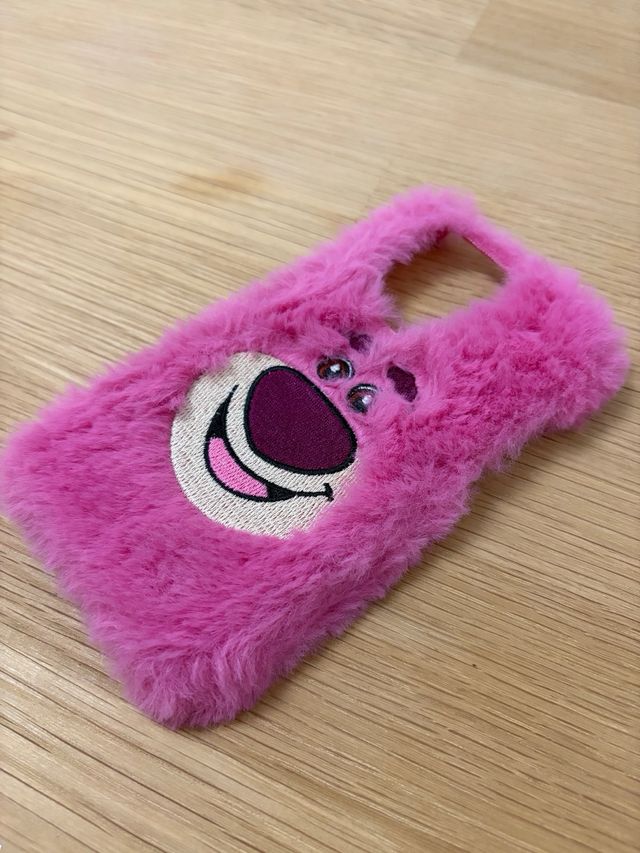 Custodia in peluche per iPhone 14 Pro Lotso
