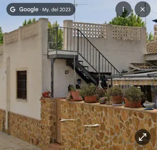 Escalera exterior metálica.