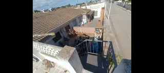 Escalera exterior metálica.