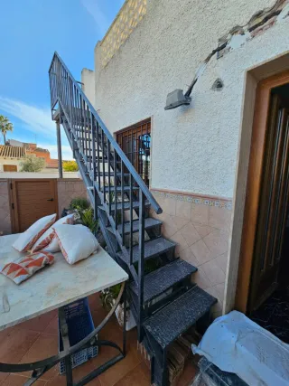 Escalera exterior metálica.