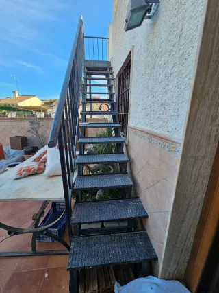 Escalera exterior metálica.