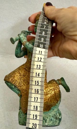 Antica statuina in bronzo