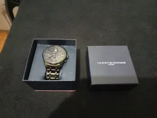 Reloj Tommy Hilfiger Negro y Dorado