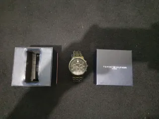 Reloj Tommy Hilfiger Negro y Dorado